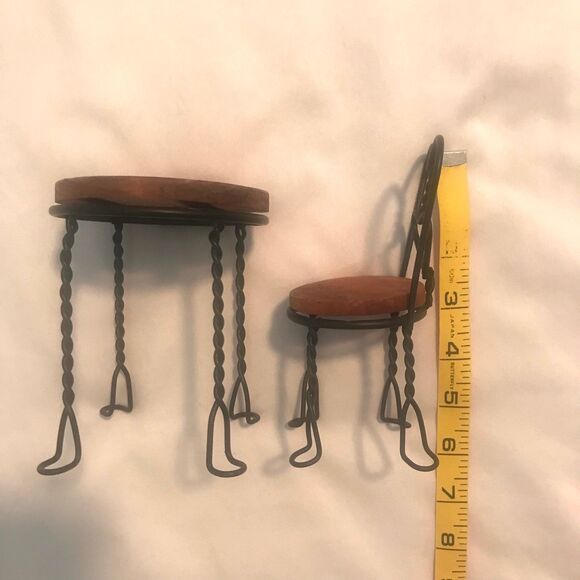Dollhouse Miniature Wood Twisted Wrought Iron Round Table & Chair - Heart Retro - Picture 5 of 5